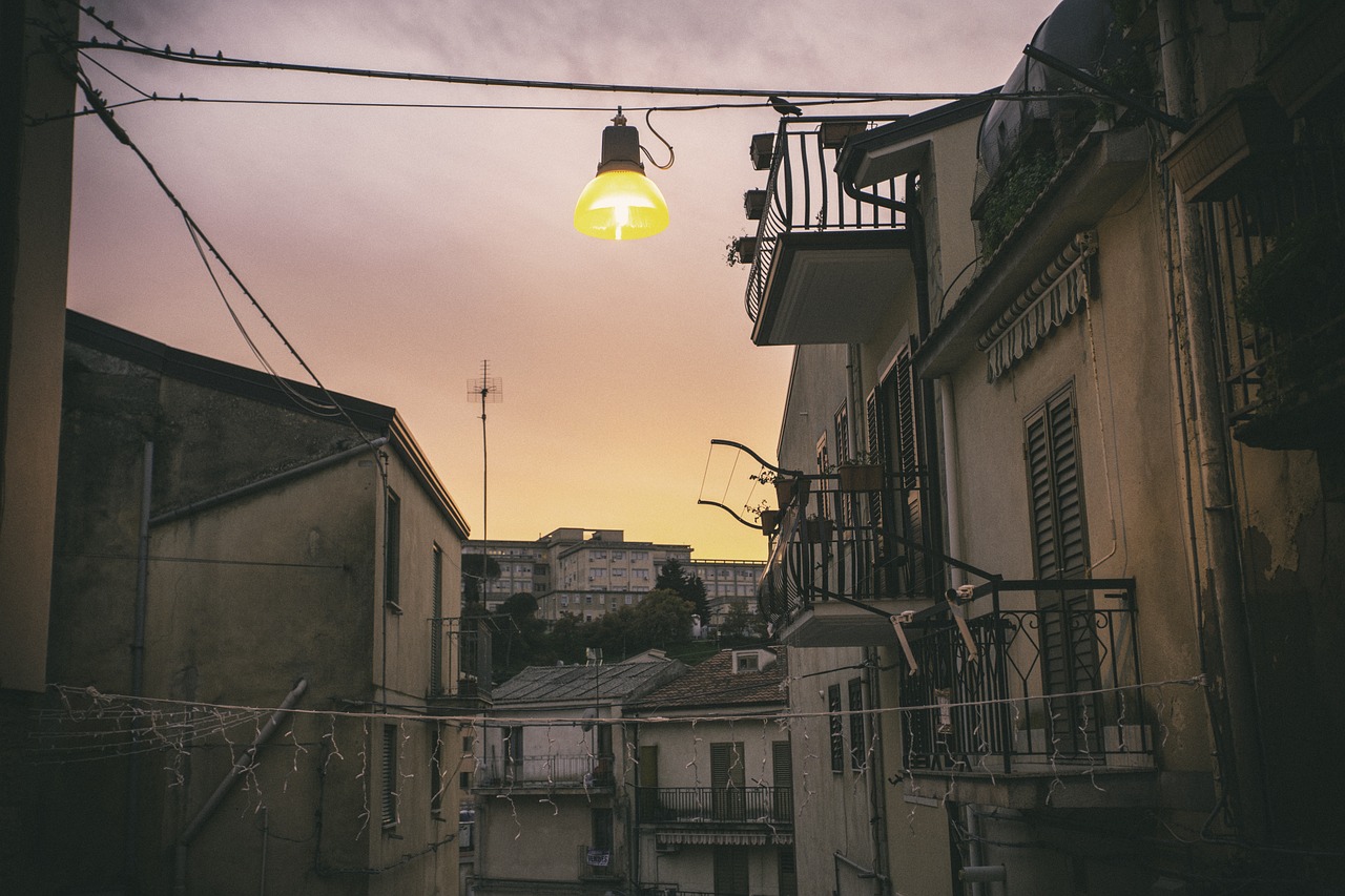 Slimme lantaarns creëren ontspannen avondsfeer.